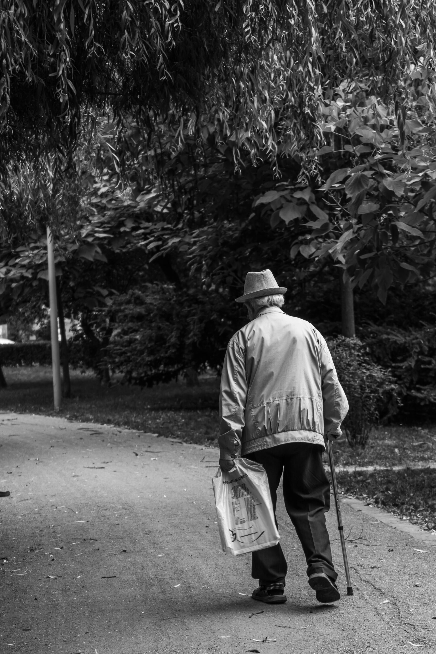 Foto de Vlad Chețan de Pexels: https://www.pexels.com/es-es/foto/foto-monocroma-de-un-anciano-2586537/