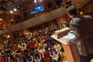 Auditorio lleno durante un encuentro de instituciones